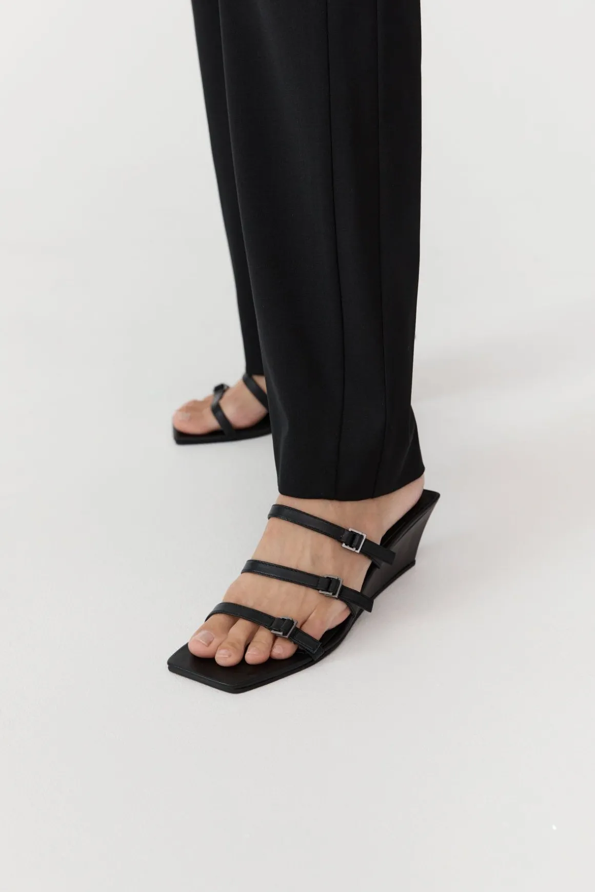 St. Agni Mini Ring Detail Wedge - Black